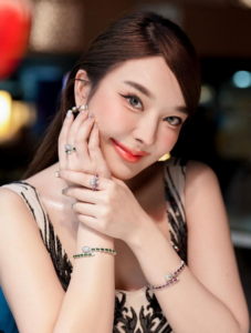 หญิงแย้ ประวัติ